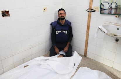 5 de noviembre de 2023. Hospital Al Aqsa, en Deir Al Balah, franja de Gaza.

"Mohamed El-Aloul es camarógrafo de la agencia de noticias Anadolu. Es mi amigo. Pasamos mucho tiempo juntos, y a menudo cubrimos la guerra juntos. Cuatro de sus hijos murieron en un ataque aéreo. Su esposa resultó gravemente herida. Cuando supo lo que le sucedió a su familia, era temprano en la mañana, y estábamos juntos en el hospital. Fuimos a la morgue en Al Aqsa. Conocía a sus hijos. Todo lo que pude hacer fue estar allí, con él, llorando".
