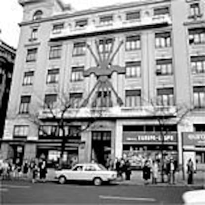 El Consejo de Ministros suplos órganos de Secretaría General. El edificio de la calle Alcalá mantenía ayer su gigantesco emblema