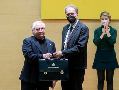 El ex ministro de Universidades, Manuel Castells, traspasa su cartera ministerial al recién nombrado ministro de Universidades, Joan Subirats.