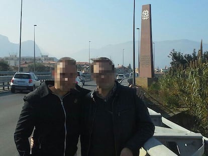 Dos agentes de la Guardia Civil, ante el monumento del lugar del atentado del juez Falcone, cerca de Palermo, en su viaje a Sicilia en el transcurso de la investigación.