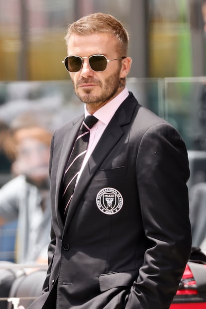 El exfutbolista David Beckham, con el escudo del club del Inter Miami.