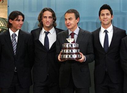 José Luis Rodríguez Zapatero muestra el trofeo de la Copa Davis flanqueado por Rafa Nadal, Feliciano López y Fernando Verdasco.
