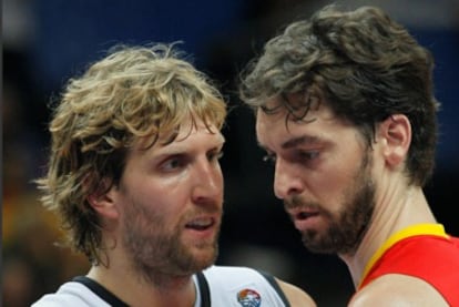 Nowitzki y Gasol, durante el partido