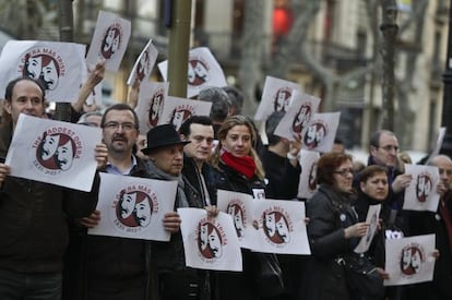 Unos 150 trabajadores se concentran frente al Liceo de Barcelona para exigir a la empresa diálogo.