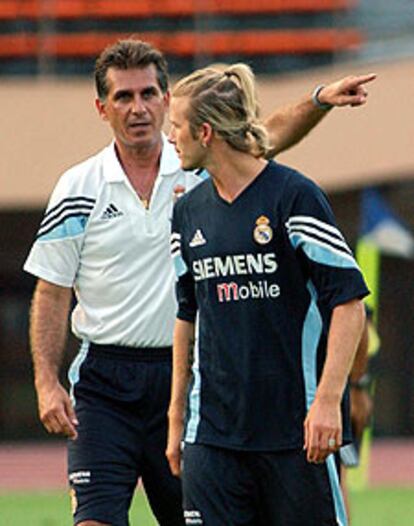 Carlos Queiroz da instrucciones a Beckham en un entrenamiento en Tokio.