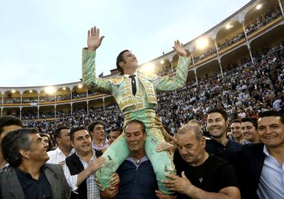 Al final de la corrida, el torero a hombros para salir por la puerta grande de Las Ventas, triunfo soñado por todo diestro.