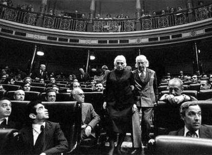 Dolores Ibárruri y Rafael Alberti bajan las escaleras del Congreso en las primeras Cortes democráticas tras las elecciones.