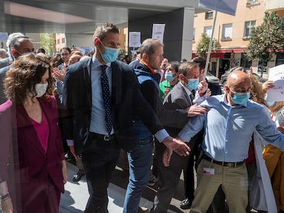 Un grupo de sanitarios se manifiesta en marzo contra de la visita de la presidenta de la Comunidad de Madrid, Isabel Díaz Ayuso, al nuevo Hospital Oncológico y de Terapias Avanzadas del Hospital General Universitario Gregorio Marañón.