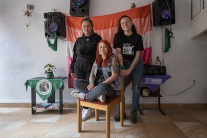 Natalia, Eliana y Laura en la casa cultural de la organización lesbofeminista Libres, en el barrio La Soledad de Bogotá, el 13 de enero de 2023.