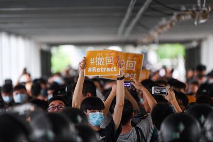 Varios manifestantes exhiben carteles durante una marcha contra la controvertida propuesta de ley de extradición en Hong Kong.