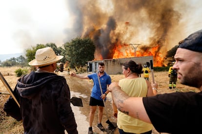 Lucha contra un incendio forestal en Veiga das Meas (Ourense), el 16 de agosto de 2025.