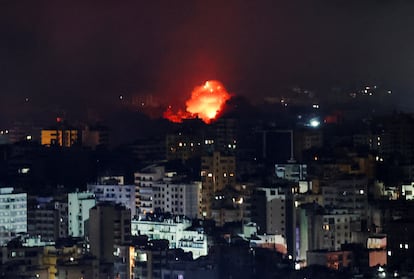 Una columna de fuego se eleva sobre Beirut tras una ataque israelí en la noche del miércoles.