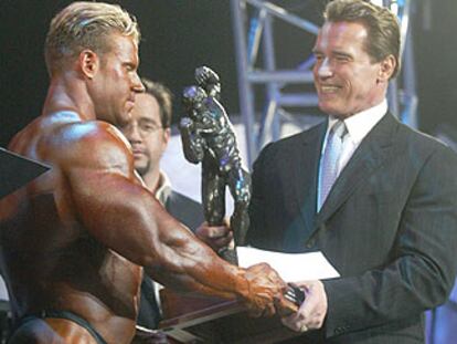 El gobernador de California, Arnold Schwarzenegger, entrega un trofeo al culturista Jay Cutler en Columbus, Ohio.