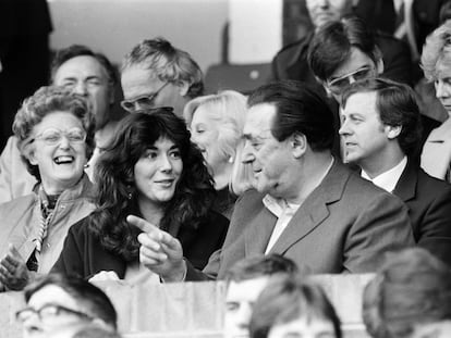 Robert Maxwell y su hija Ghislaine viendo un partido de fútbol  1984.