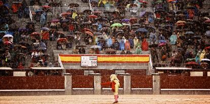 Diego Silveti permaneció impasible bajo la lluvia.