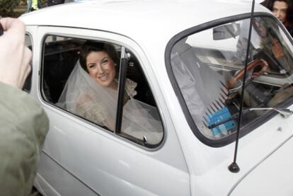 Mónica Abascal, novia de José María Aznar Botella, acudió a su enlace en un Seat 600 blanco.