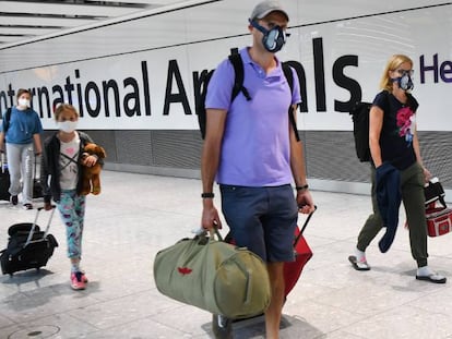 Pasajeros en el aeropuerto londinense de Heathrow