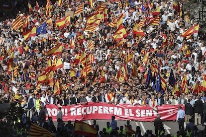 Vista de cabecera de la manifestación convocada por Societat Civil Catalana en Barcelona en defensa de la unidad de España bajo el lema "¡Basta! Recuperemos la sensatez" y en la que se han participado miles de personas. 