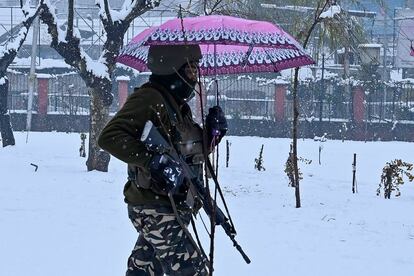 Un paramilitar camina por un parque durante una nevada en Srinagar (India), el 13 de diciembre.