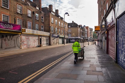 Un barrendero en el mercado vacío de Petticoat Lane de Londres el pasado mayo, en plena primera ola de la pandemia.