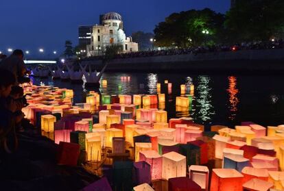 Llanternes davant de la C&uacute;pula de la Bomba At&ograve;mica a Hiroshima.