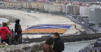 Mosaico con las banderas de Cataluña y Escocia creado este sábado en la Zurriola.