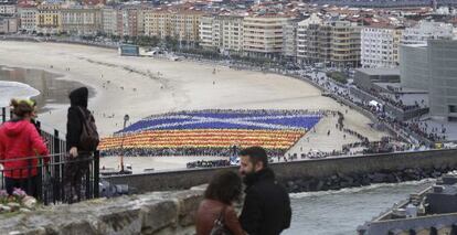 Mosaico con las banderas de Cataluña y Escocia creado este sábado en la Zurriola. 