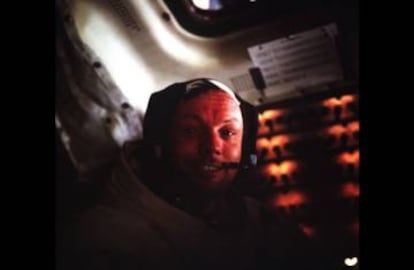 Neil Armstrong, dentro del módulo Lunar posado en el suelo de la Luna. 