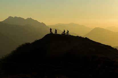 Thomas Vanderham, Andrew Shandro, Ignacio Roco e Nicolas Rieutord em Termas de Chillán, Chile. A foto está inscrita na categoria 'Lifestyle'.