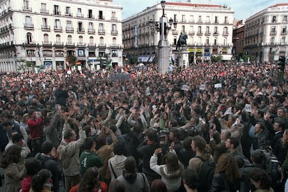 11 de marzo de 2004. En Madrid, pocas horas después de los atentados, tuvo lugar una manifestación espontánea en la Puerta del Sol. Algunos de los asistentes mostraban pancartas en contra de la banda terrorista ETA.