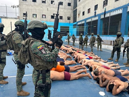Ecuadorian soldiers stand guard next to inmates lying in the courtyard after taking control of the Ceunca prison, in Cuenca, Ecuador in this Handout picture made available on January 14, 2024. Armed Forces of Ecuador/Handout via REUTERS THIS IMAGE HAS BEEN SUPPLIED BY A THIRD PARTY. NO RESALES. NO ARCHIVES BEST QUALITY AVAILABLE