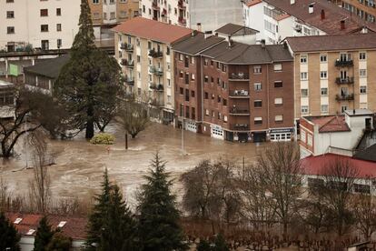 Desbordamiento del río Arga a su paso por Huarte (Navarra). Emergencias tiene actualmente abiertos un total de 209 incidentes de diversa índole a consecuencia del temporal, que incluyen 21 cortes de carretera en el País Vasco. El tráfico también se está viendo afectado en la A-1 en Navarra, a la altura de Olazagutía.