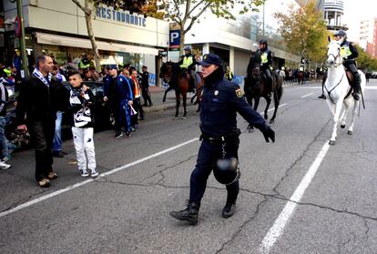 Desplegament policial a l'estadi Bernabéu abans del partit.