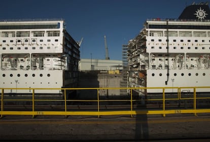 Los ingenieros del astillero desplazan la proa con la ayuda de un remolque y la separan de la popa unos 30 metros.