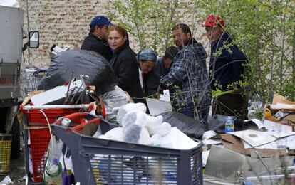 Miembros del campamento rumano clasifican los objetos que han recogido en la basura. Recorren las calles de Madrid durante horas buscando objetos que les puedan servir para venderlos.