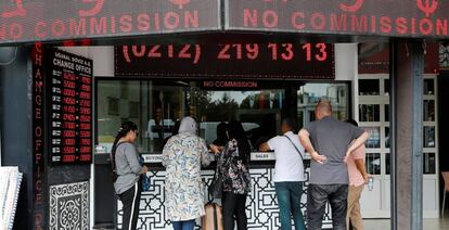 Casa de cambio de monedas en Estambul (Turqu&iacute;a).