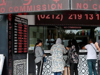 Casa de cambio de monedas en Estambul (Turqu&iacute;a).