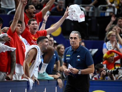 Sergio Scariolo, con el banquillo español celebrando de fondo, durante la final entre España y Francia del Eurobasket 2022.