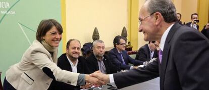 Elena Cort&eacute;s y Francisco de la Torre, se saludan durante una reuni&oacute;n mantenida sobre el metro de M&aacute;laga.