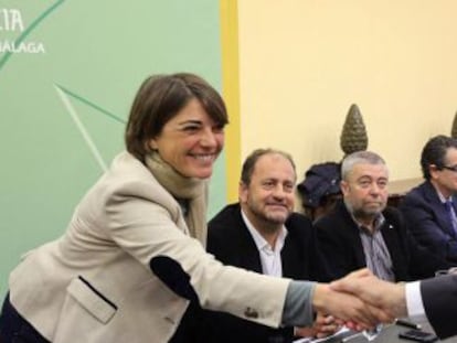 Elena Cort&eacute;s y Francisco de la Torre, se saludan durante una reuni&oacute;n mantenida sobre el metro de M&aacute;laga.