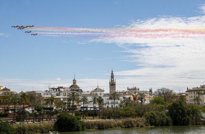 La patrulla Águila ha sobrevolado este miércoles el cielo de Sevilla y ha dibujado los colores de la bandera española con motivo de la Feria de Abril.