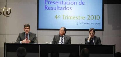 El presidente y el consejero delegado junto con Juan Delibes, director financiero de la entidad