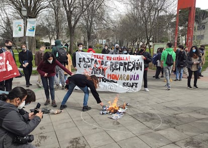 Integrantes de la Asamblea Abierta de la Universidad Autónoma de Madrid exigen la amnistía del rapero Pablo Hasel.