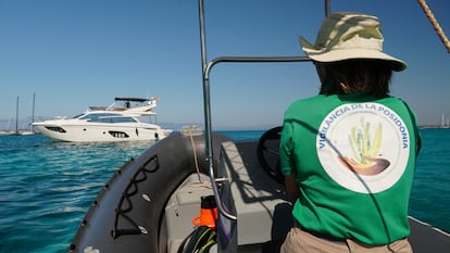 Una de las vigilantes del servicio de posidonia del Instituto Balear de la Naturaleza en el parque natural de Es Trenc (Mallorca) en 2021.
