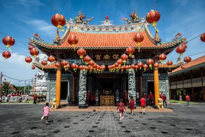 Los templos son decorados para la celebración del Año Nuevo Lunar, también llamado Fiesta de la primavera, que este año anuncia el comienzo del Año del Tigre. En la imagen, el templo de Vihara Satya Dharma, en Bali (Indonesia).