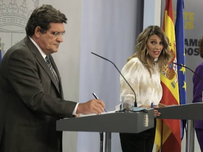 De izquierda a derecha: el ministro de Inclusión, Seguridad Social y Migraciones, José Luis Escrivá; la ministra de Trabajo y Economía Social, Yolanda Díaz; la Ministra de Hacienda y portavoz del Ejecutivo, María Jesús Montero; y la ministra de Política Territorial y Función Pública, Carolina Darias.