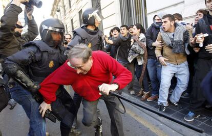 Hasta medio centenar de furgones y sirenas de la Policía Nacional han invadido las grandes vías de Valencia desde el mediodía, en medio de una gran descoordinación policial para intentar frentar las protestas de estudiantes.