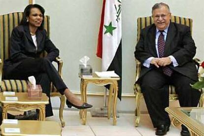 La secretaria de Estado norteamericana, Condolezza Rice, charla con el presidente iraquí Jalal Talabani durante una reunión en el palacio presidencial de Bagdad.