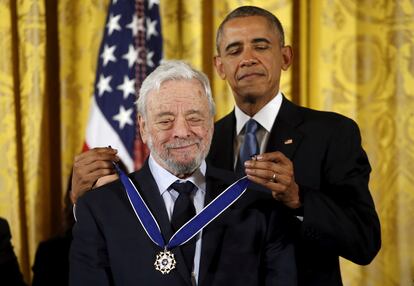 El entonces presidente de Estados Unidos, Barack Obama, impone la Medalla Presidencial de la Libertad a Stephen Sondheim, en 2015.