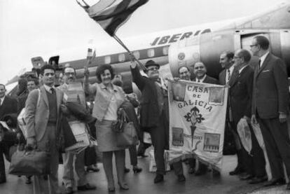 Emigrantes gallegos en Buenos Aires, recibidos en Barajas por miembros del Centro Gallego de Madrid (1969)